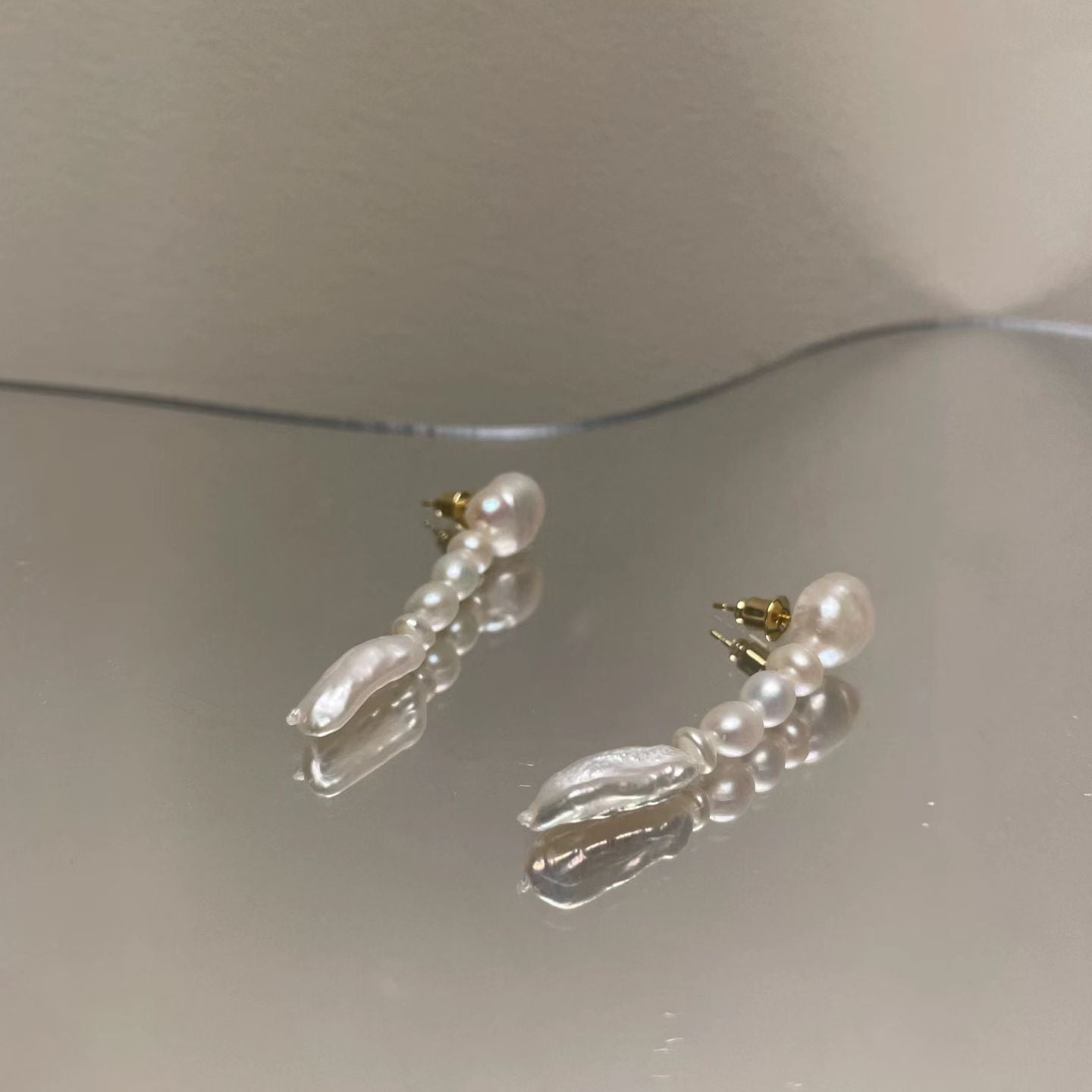 COSiii Orecchini Pendenti con Perle Naturali – Eleganza Irregolare