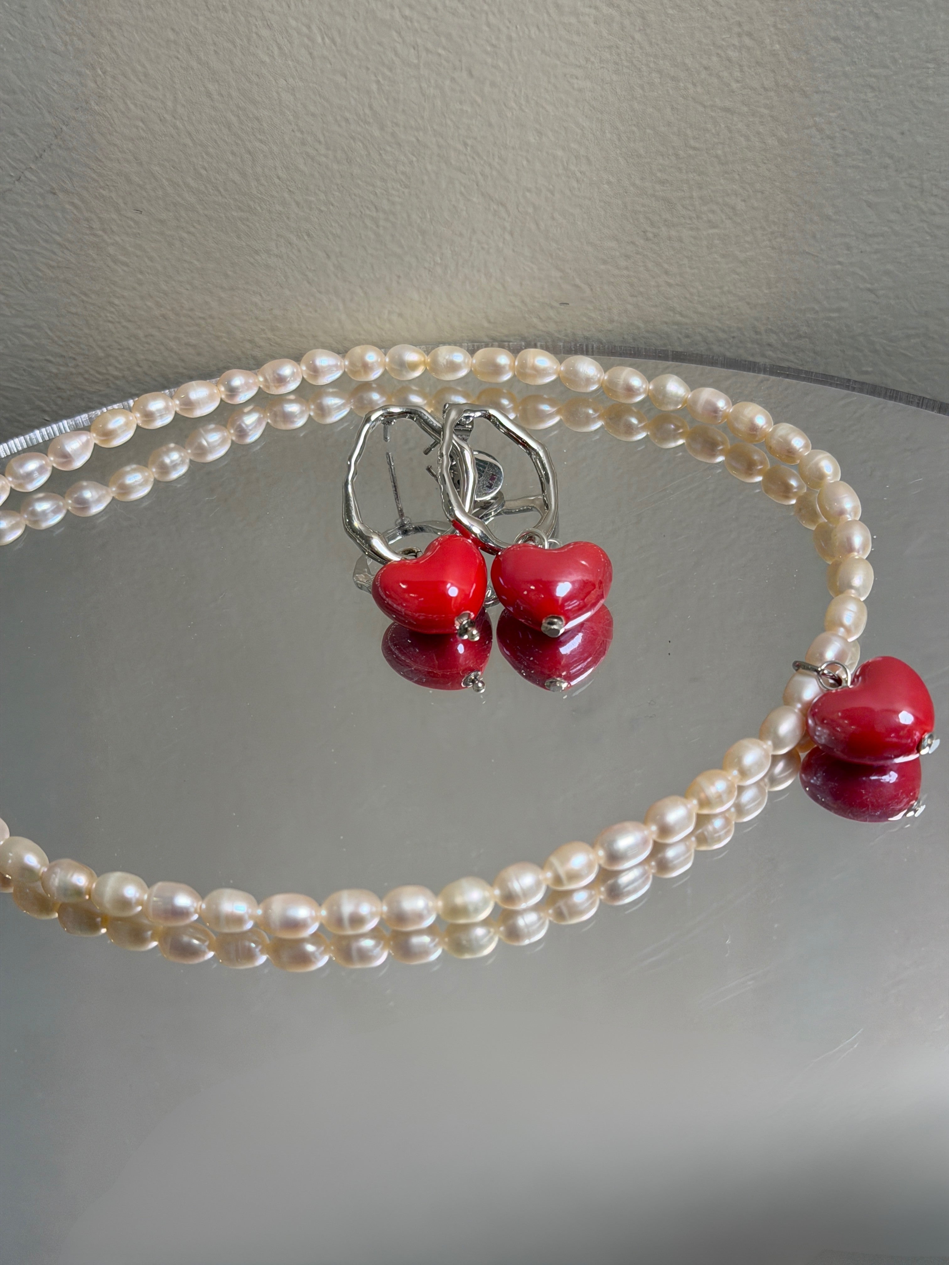 COSiii Orecchini a forma di cuore in ceramica rossa fatti a mano