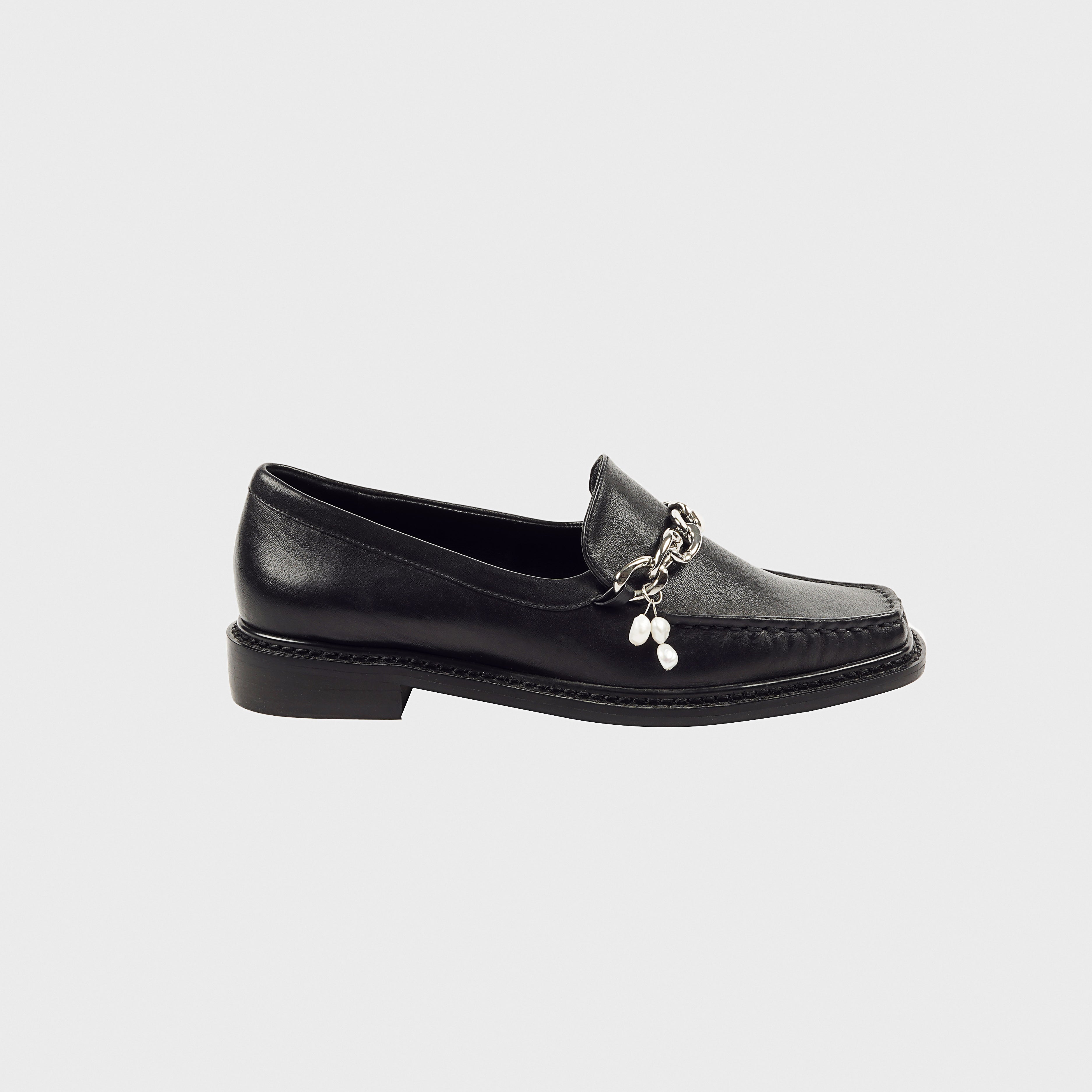 RIMA  Chain With Pearl Point Loafers BLACK